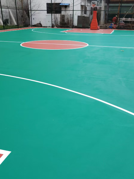 四子王 球场长期使用易出现地面开裂